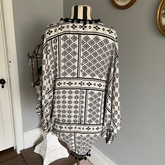 Forever 21 Pom Pom duster - Picture 3 of 10